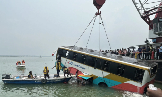 আবারও দৌলতদিয়া ঘাটে বাস দুর্ঘটনা, পদ্মায় তলিয়ে গেল যাত্রীবাহী বাস